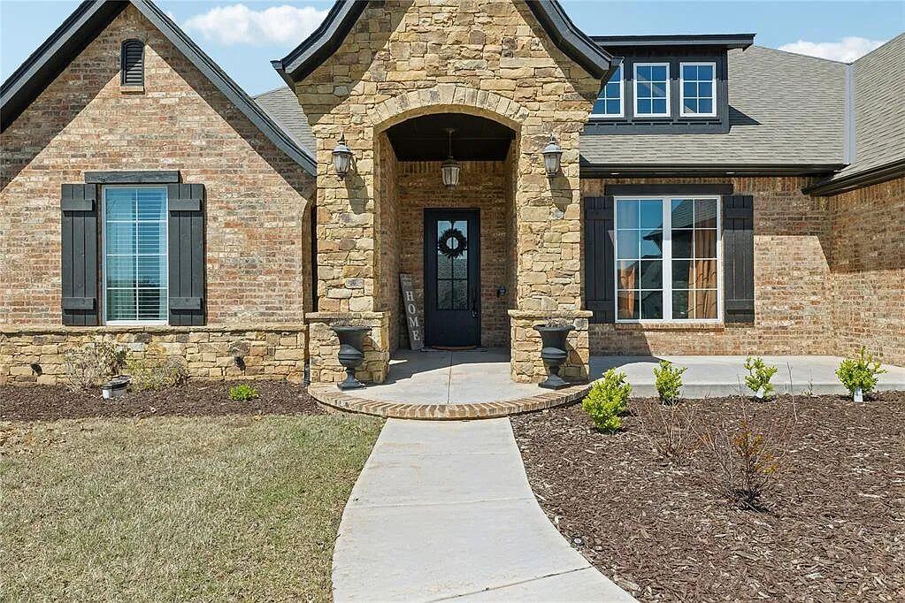 2585 Forest Glen Drive Property Photo 2