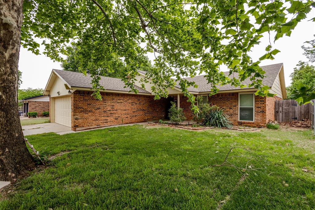 1011 Royal Lane Property Photo 3
