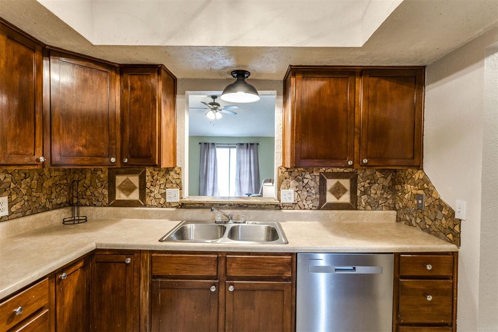 1011 Royal Lane Property Photo 8