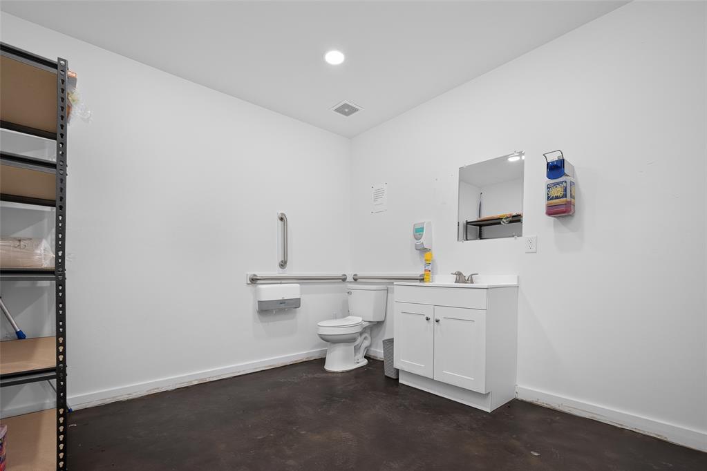 7811 N Kickapoo Avenue Property Photo 13