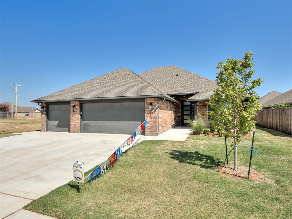 2905 Kingswood Drive Property Photo 2