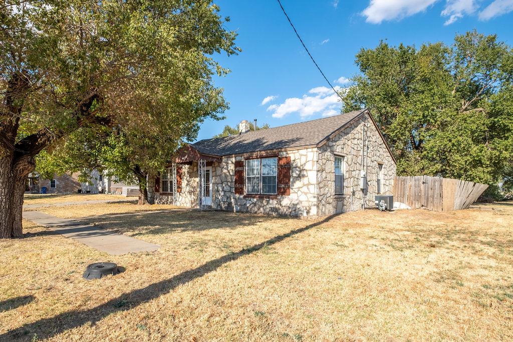 202 N Elm Avenue Property Photo 4