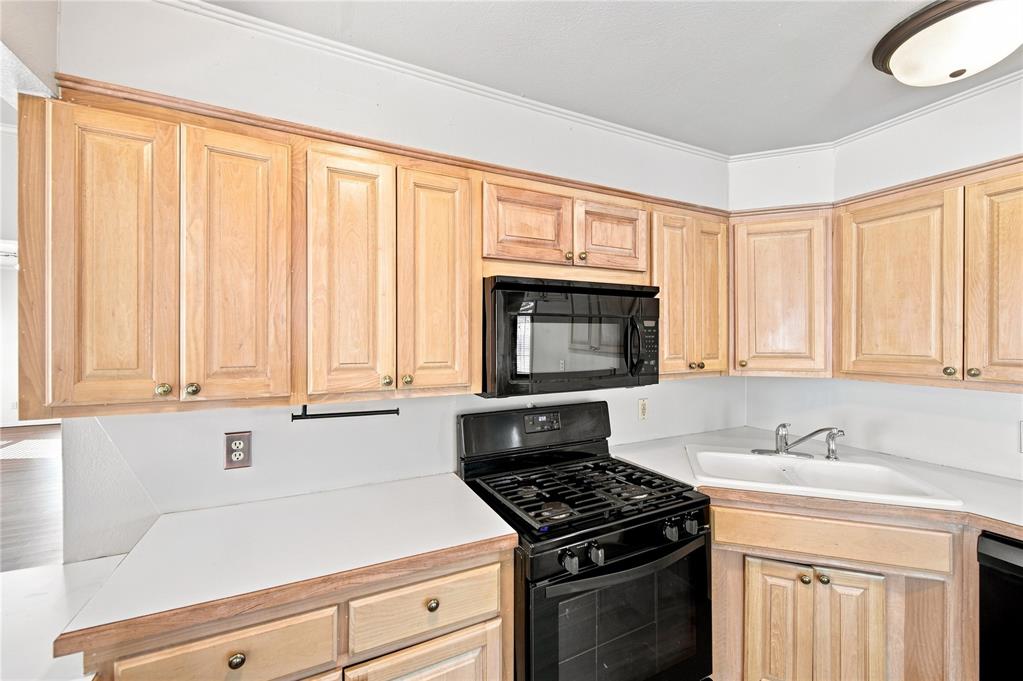 939 W 2nd Street Property Photo 10