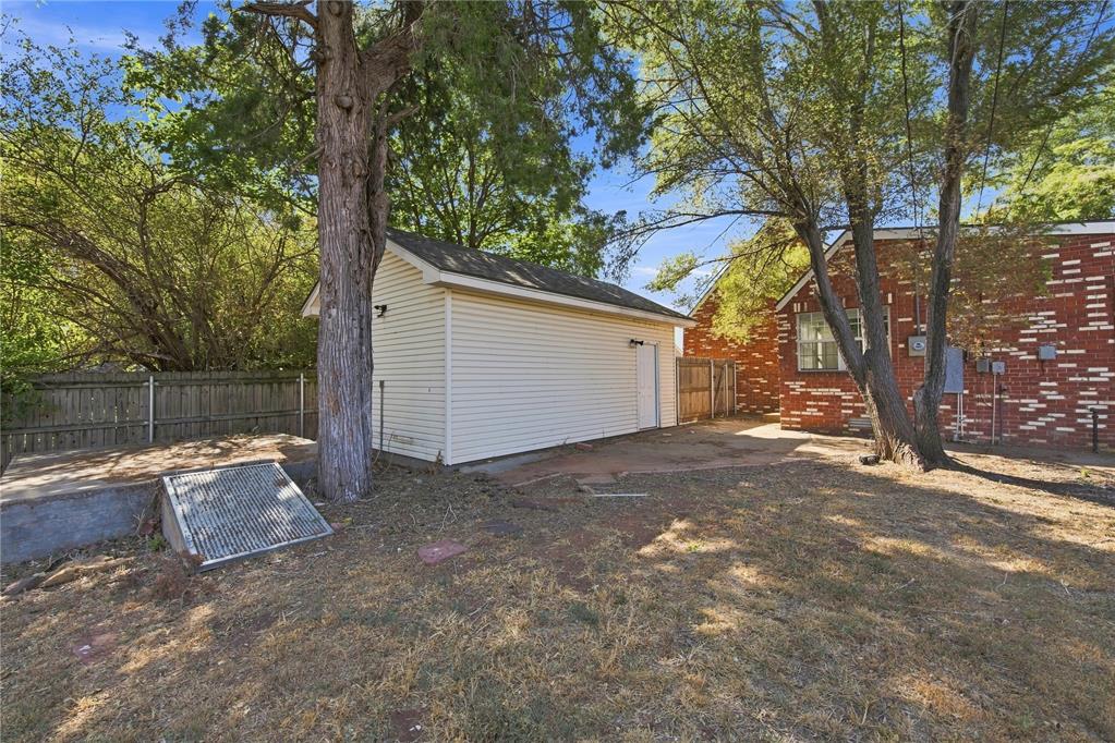 939 W 2nd Street Property Photo 23