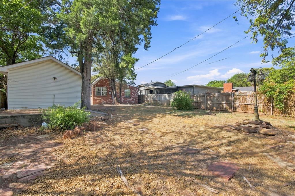 939 W 2nd Street Property Photo 25
