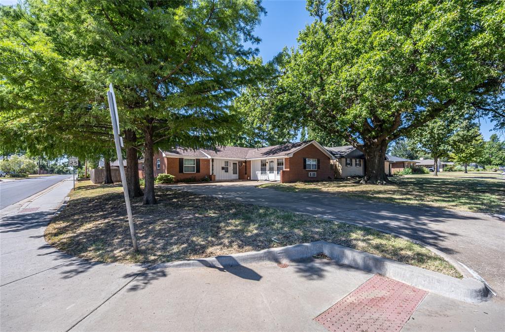 2300 Nw 49th Street Property Photo 3