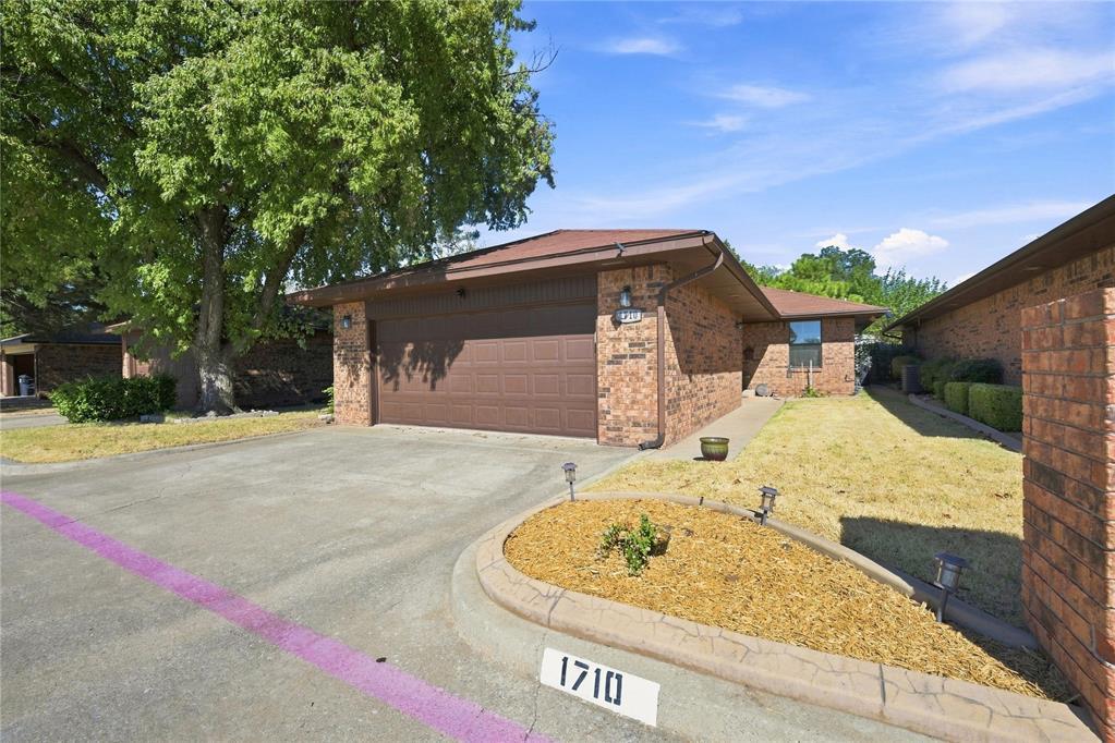 1710 Lionsgate Circle Property Photo 1