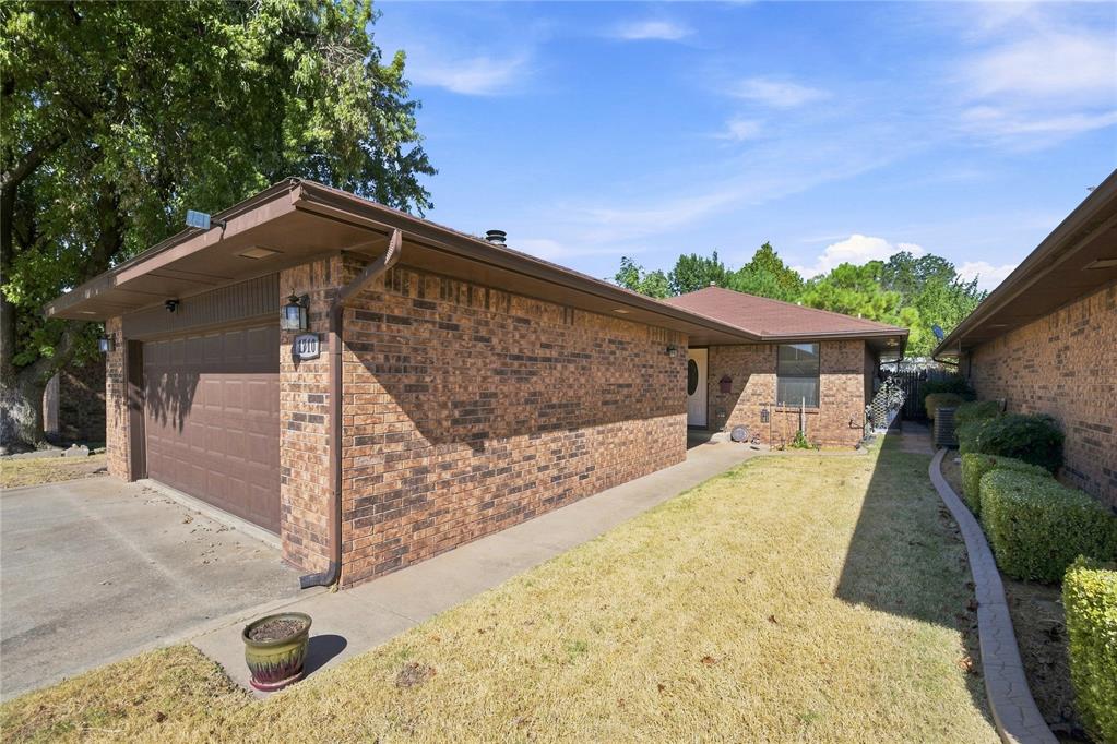 1710 Lionsgate Circle Property Photo 2