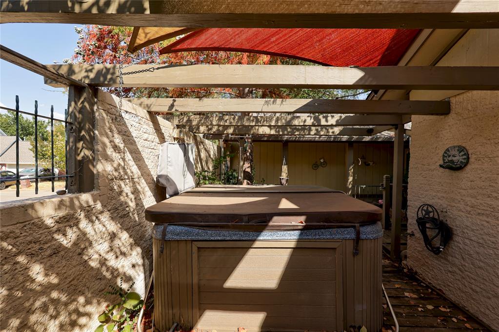 6300 Sunnybridge Court Property Photo 8