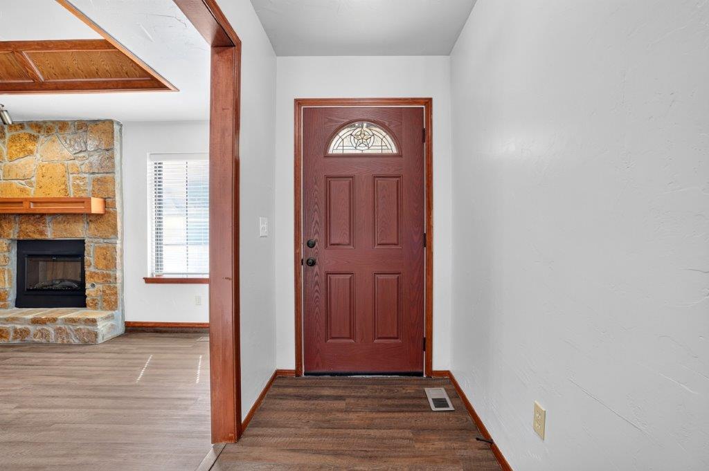 18504 Laurel Oak Drive Property Photo 3