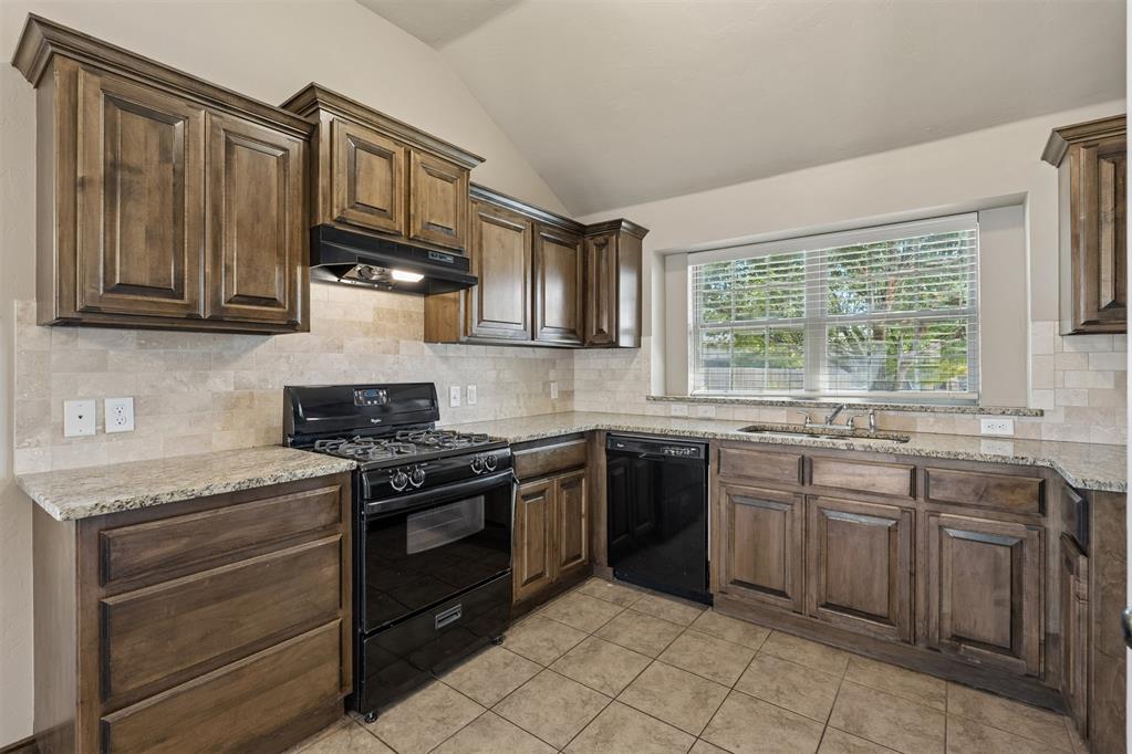 18529 Cola Drive Property Photo 6