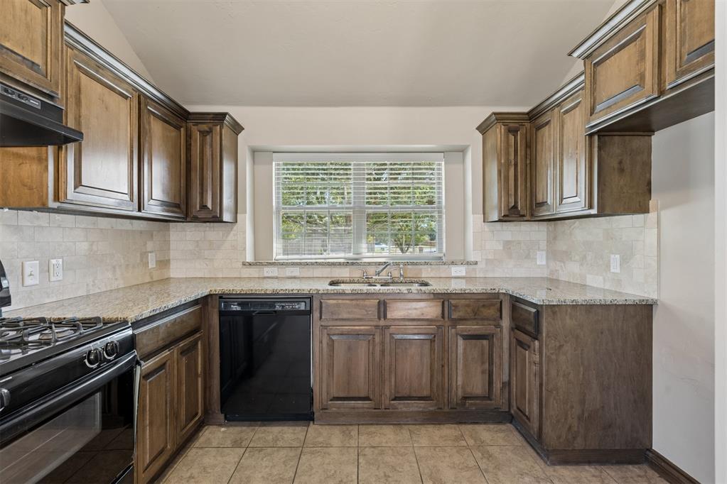 18529 Cola Drive Property Photo 7