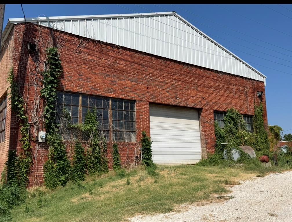 130 S Broadway Street Property Photo 9