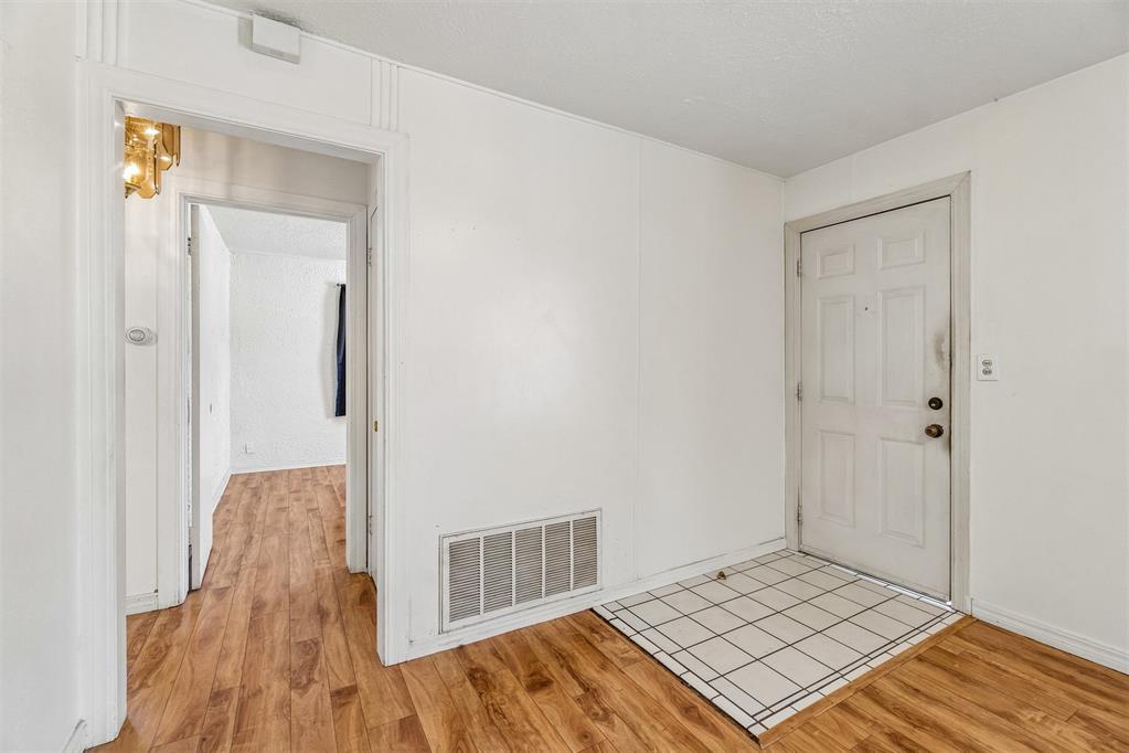 1920 Miramar Boulevard Property Photo 3