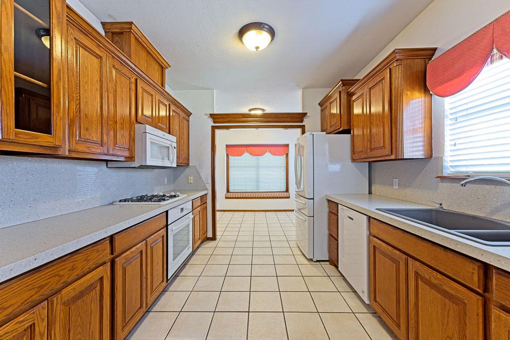 9301 S Barnes Avenue Property Photo 18
