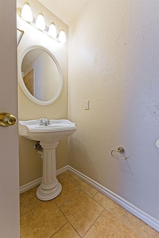 9301 S Barnes Avenue Property Photo 34