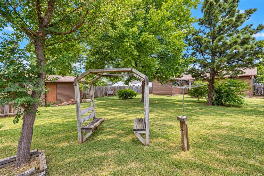 1804 Nw Lindy Avenue Property Photo 3