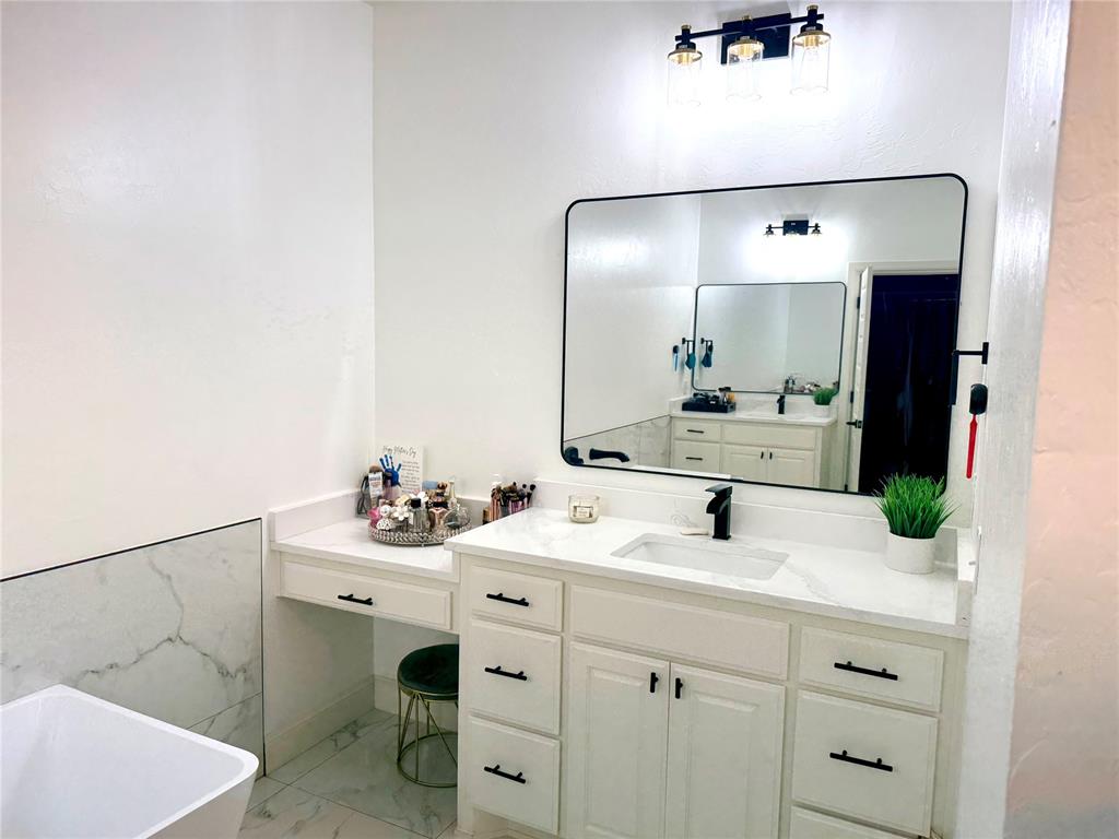 15813 Langley Way Property Photo 10