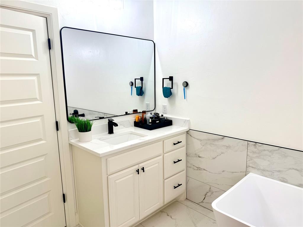 15813 Langley Way Property Photo 13