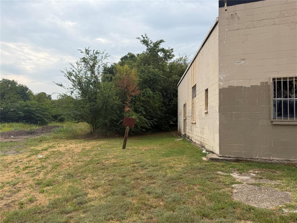 601 E Main Street Property Photo 3