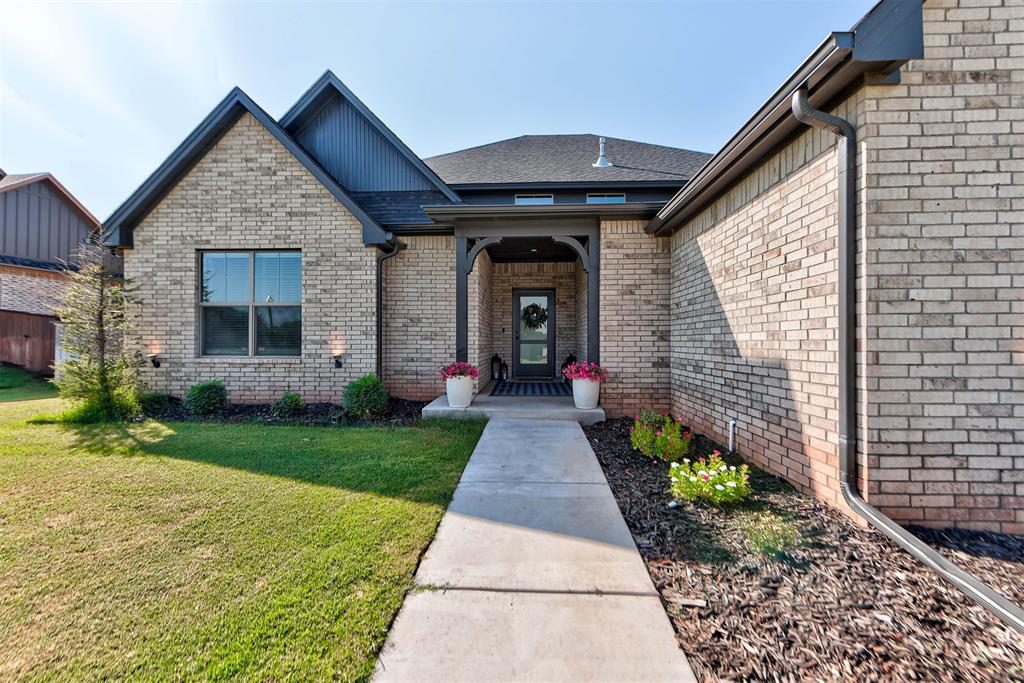 10121 Oakwood Drive Property Photo 2