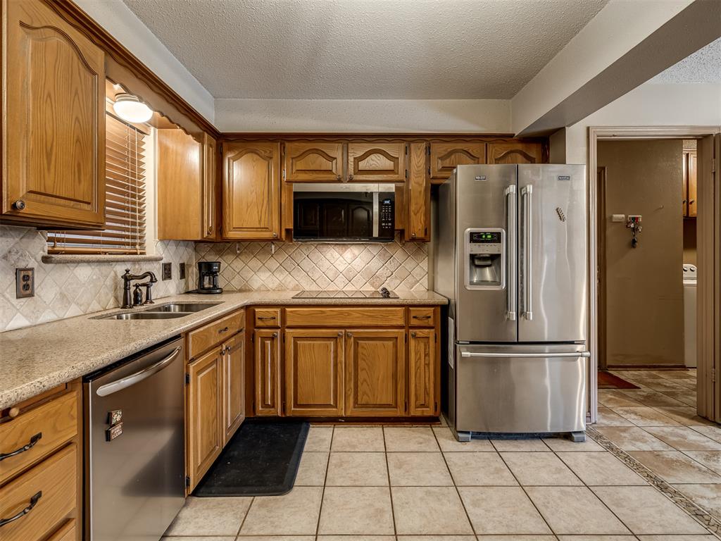 8708 S Charlotte Drive Property Photo 4