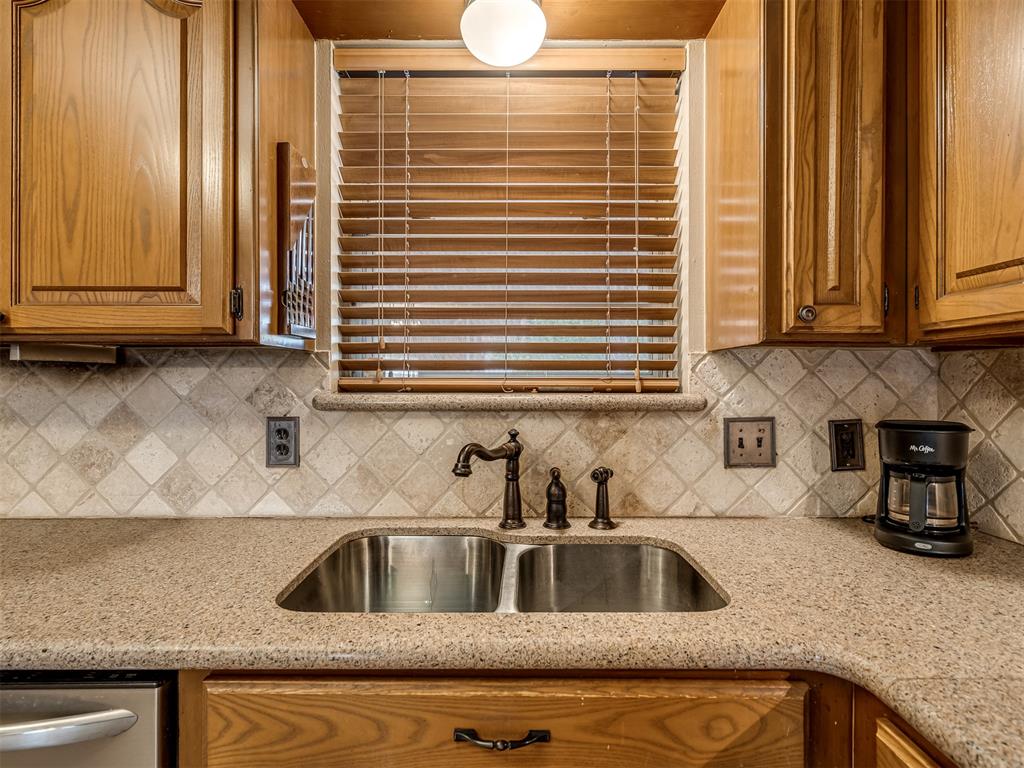 8708 S Charlotte Drive Property Photo 5