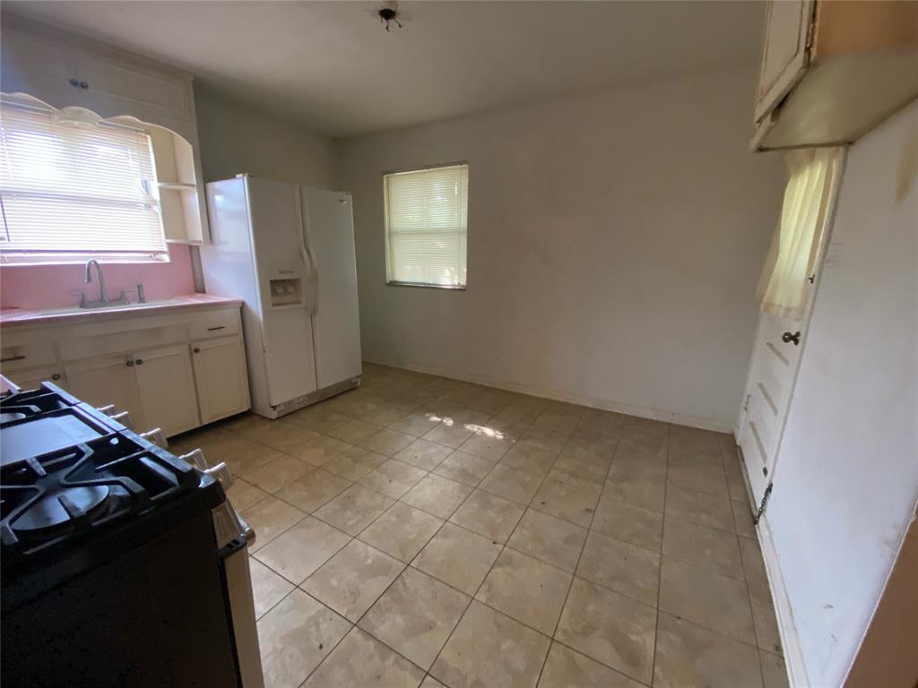 4912 N Cromwell Avenue Property Photo 6