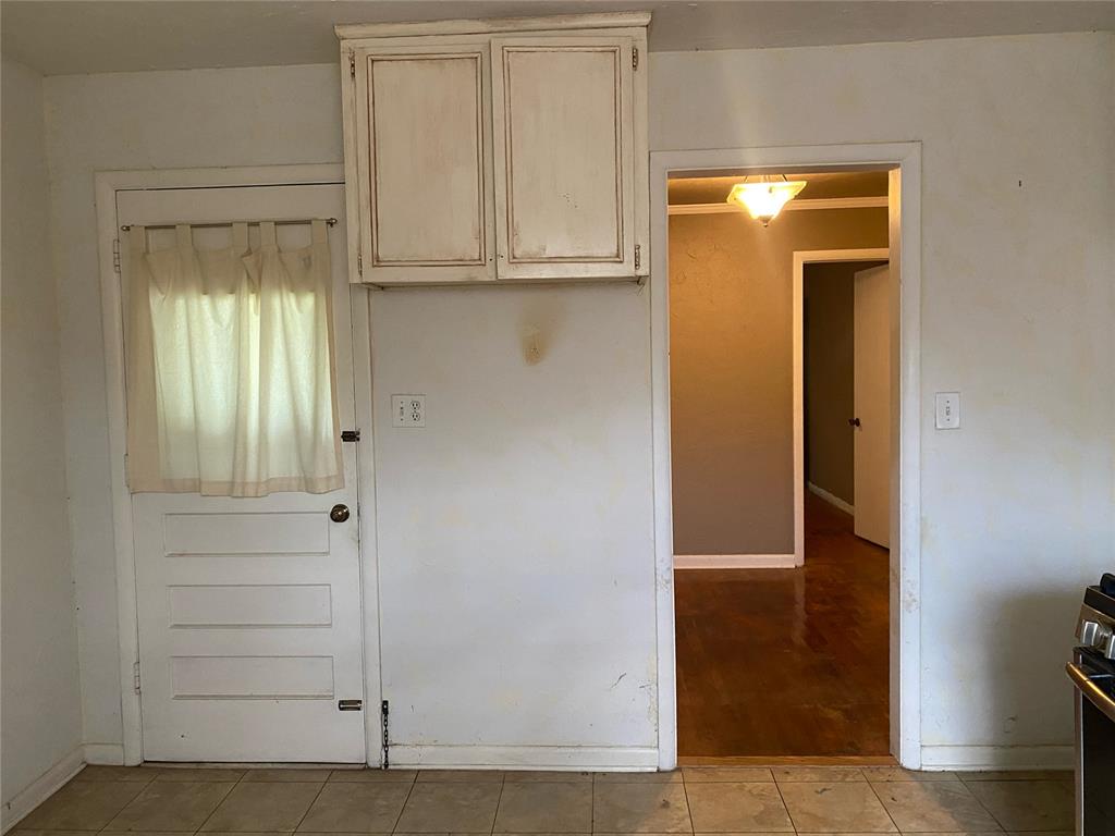 4912 N Cromwell Avenue Property Photo 8
