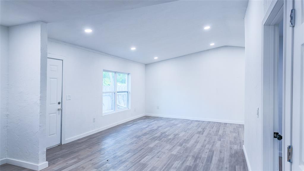 6032 S Drexel Avenue Property Photo 8