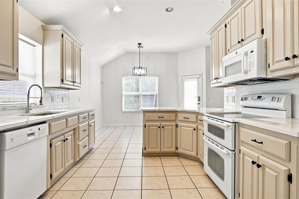 8312 Nw 75th Street Property Photo 4