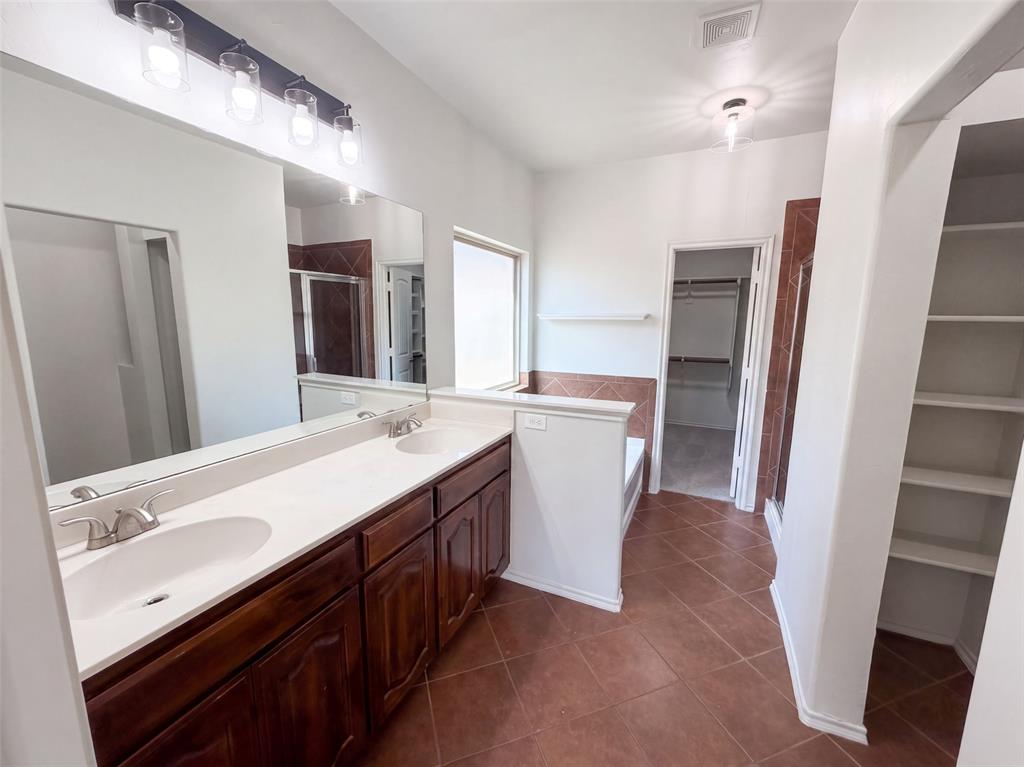11208 Nw 97th Street Property Photo 8