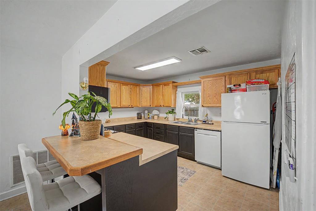 218 W Adams Street Property Photo 4