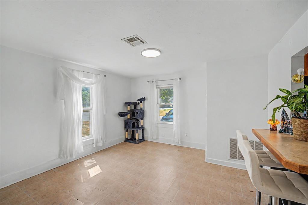 218 W Adams Street Property Photo 6