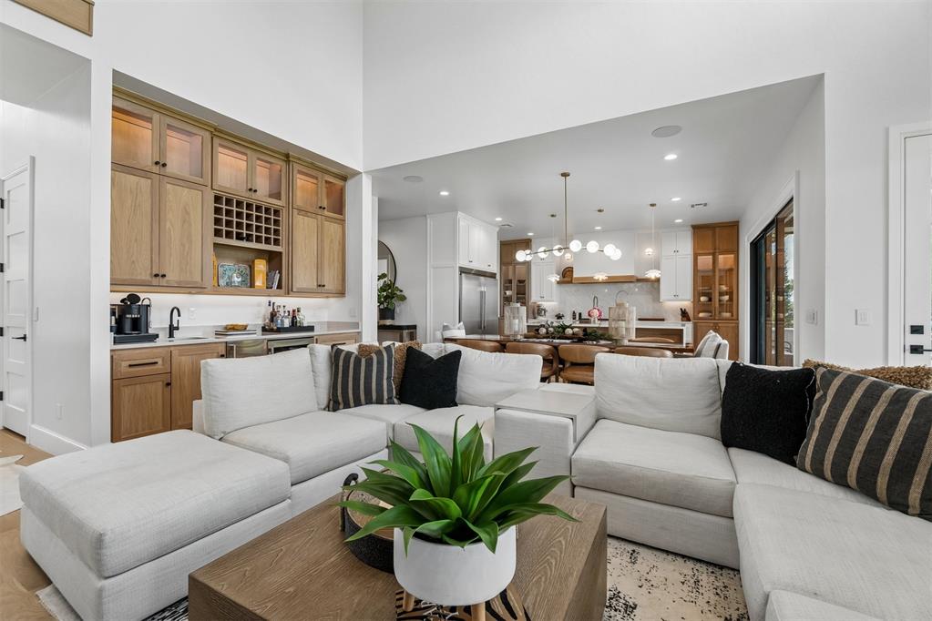 2025 Colonial Way Property Photo 12