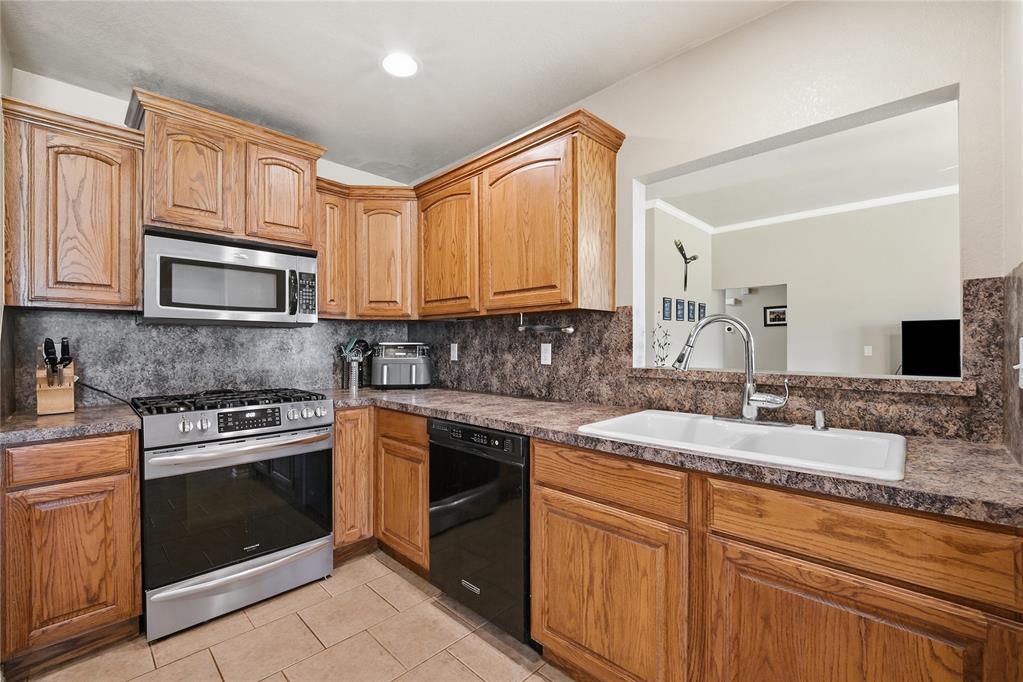 8133 Woodhue Drive Property Photo 12