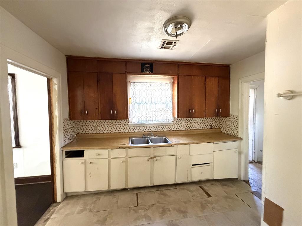 1707 E Park Place Property Photo 9