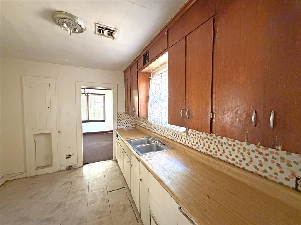 1707 E Park Place Property Photo 10