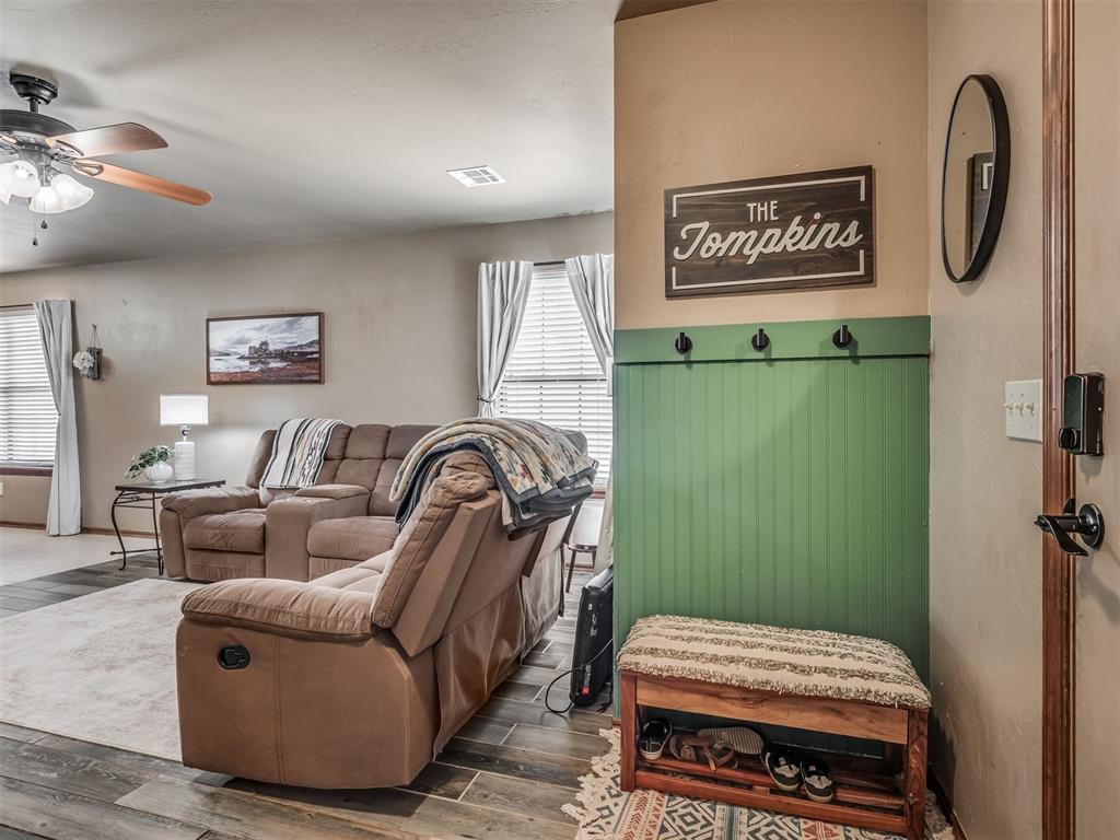 958 Cotswold Court Property Photo 4