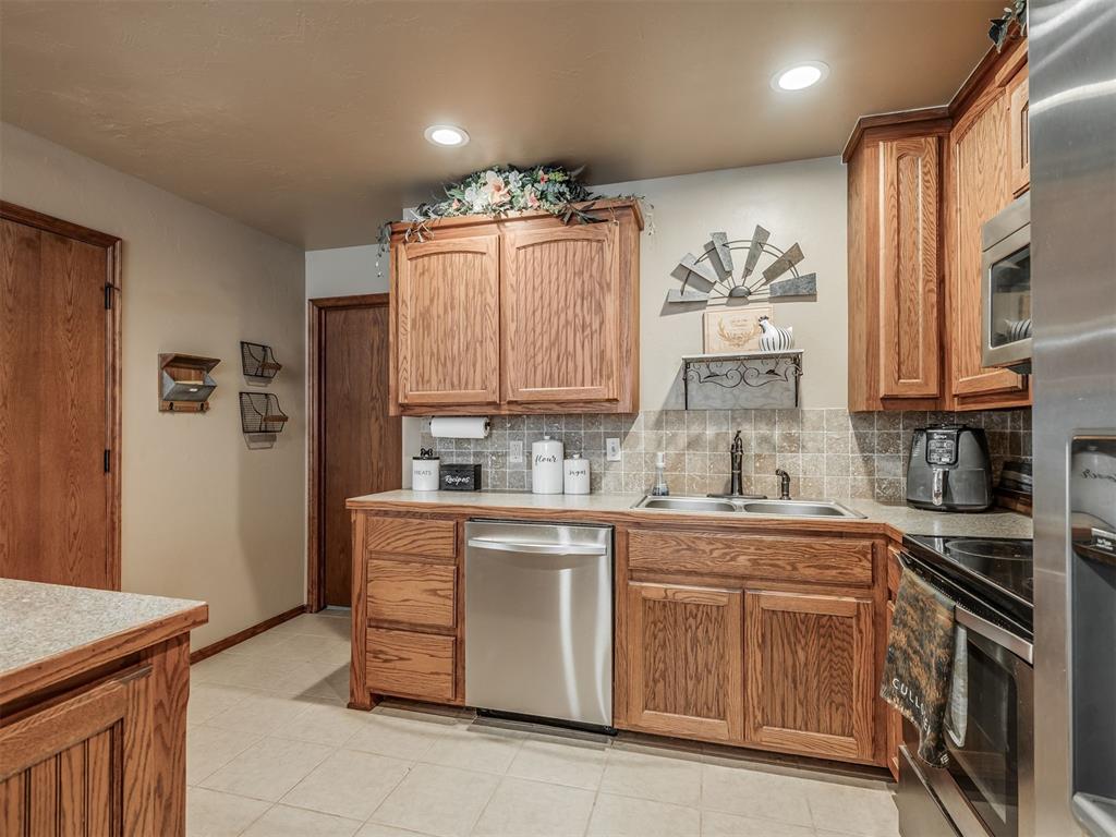 958 Cotswold Court Property Photo 10