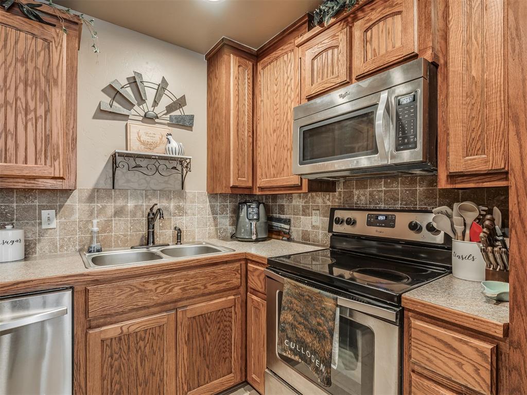 958 Cotswold Court Property Photo 11