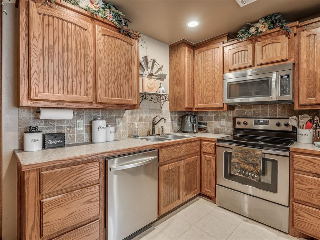 958 Cotswold Court Property Photo 13