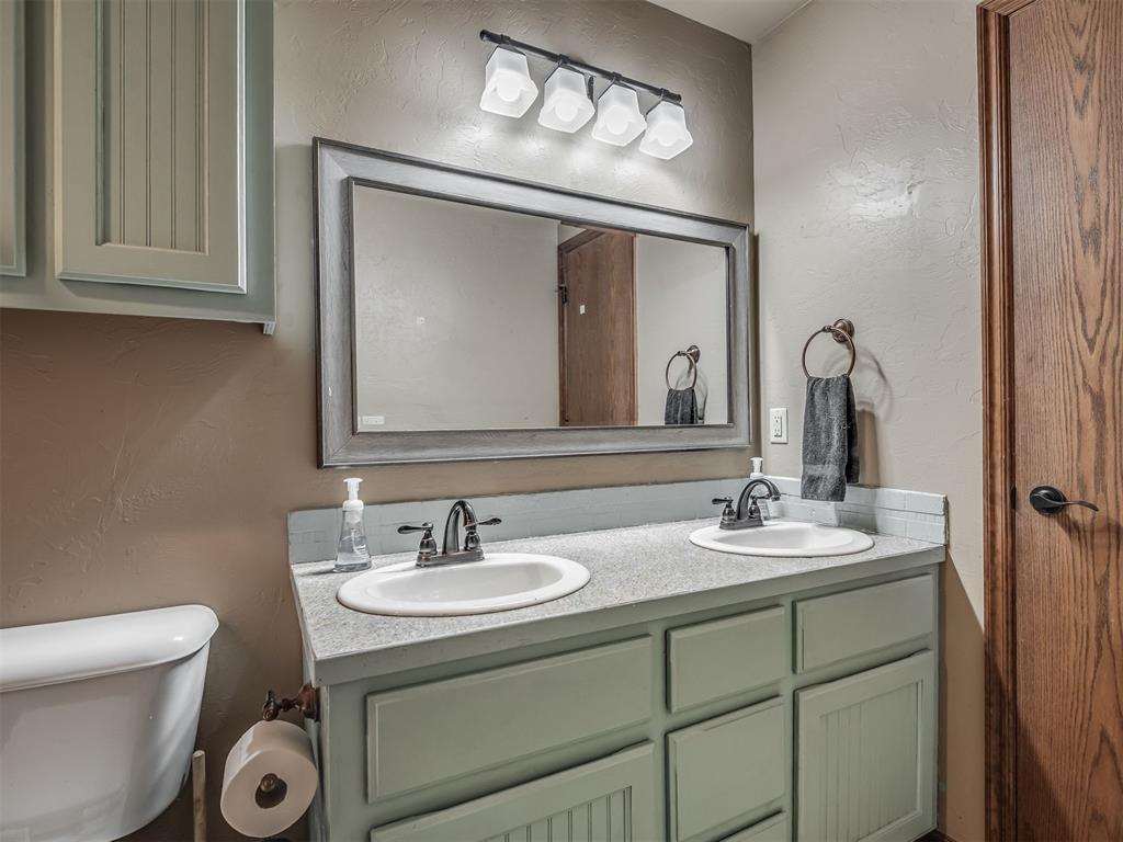 958 Cotswold Court Property Photo 23