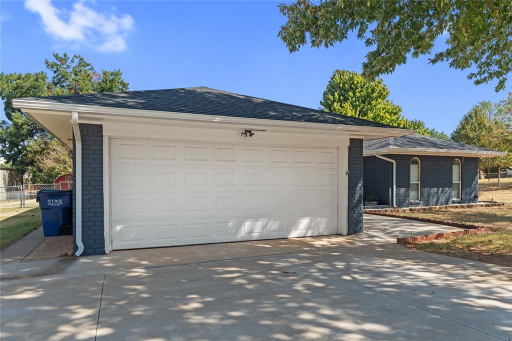 1821 W Cedar Ridge Drive Property Photo 2