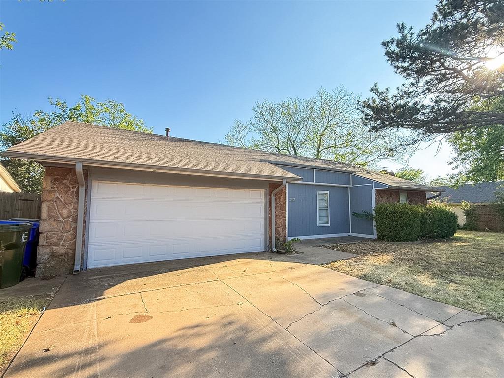 2112 Oakvista Circle Property Photo 2