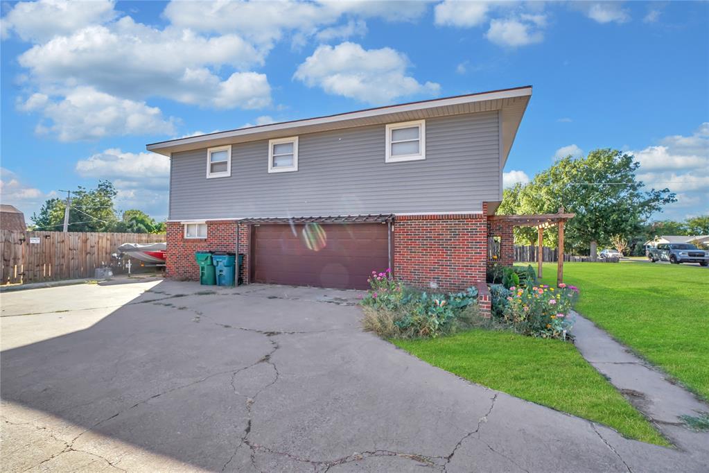 110 E Hillcrest Lane Property Photo 33