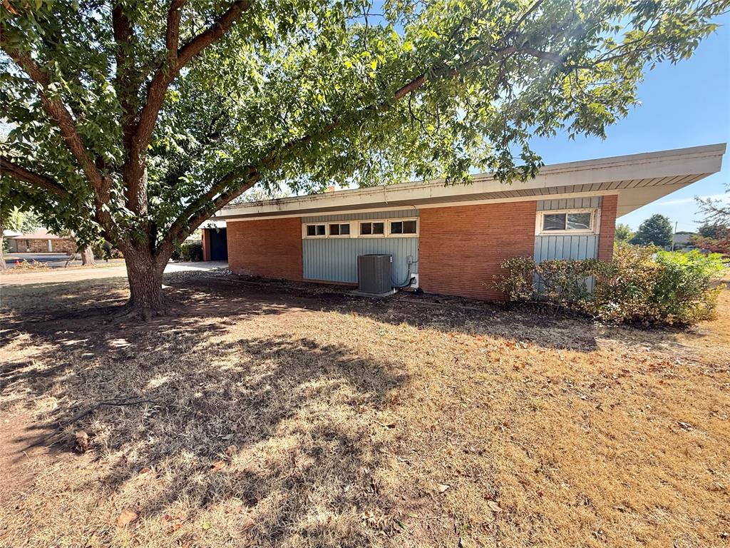 401 Lakeside Drive Property Photo 2