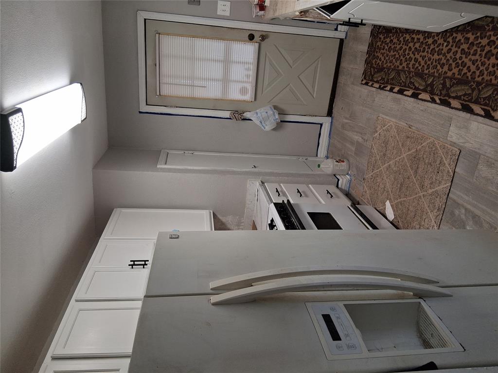 1223 W Oregon Avenue Property Photo 4