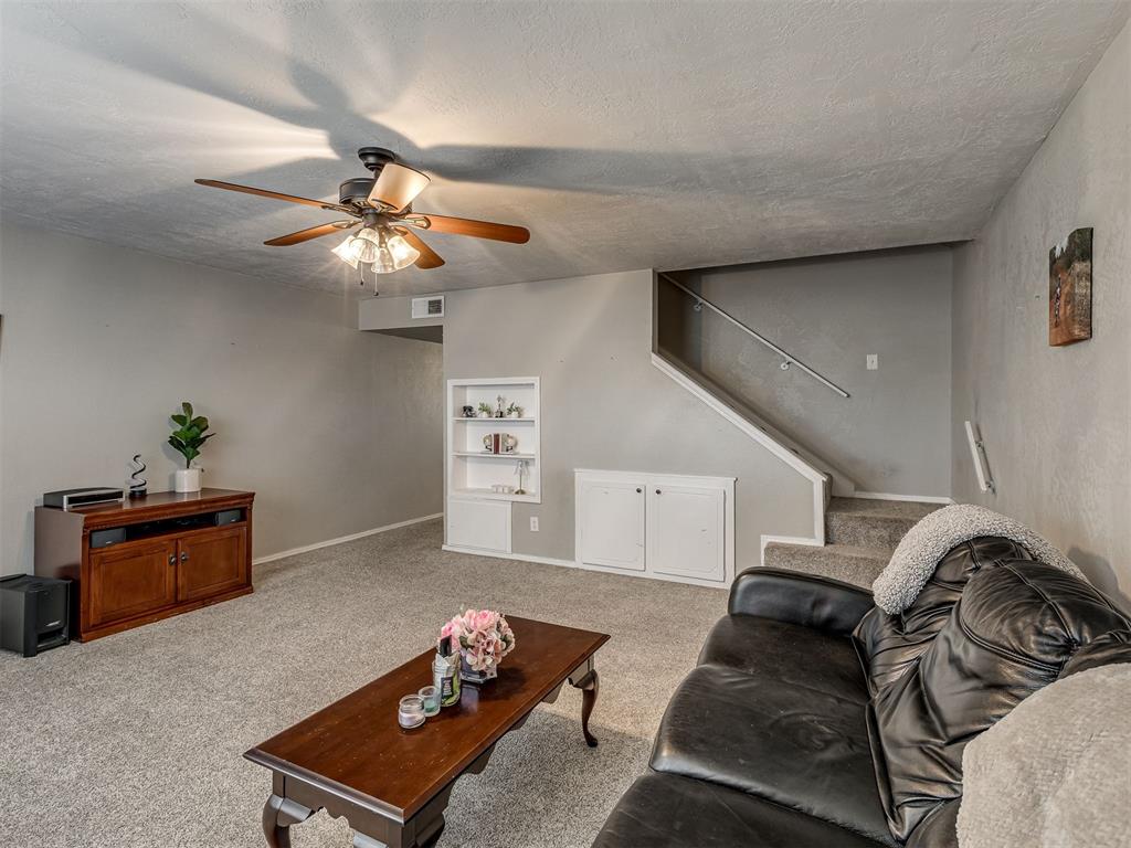 6742 N Meridian Avenue Property Photo 3