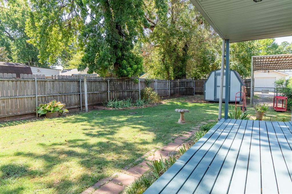 725 N Ash Property Photo 22